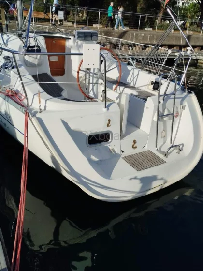 Sailboat OCEANIS 323