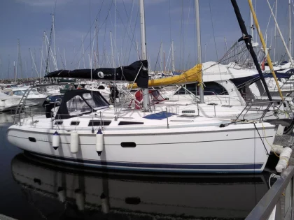 Sailboat HUNTER 356